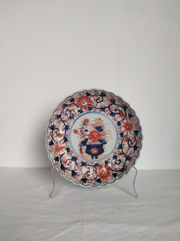 Assiette en porcelaine Imari XIXe siècle, bouquet de fleurs
