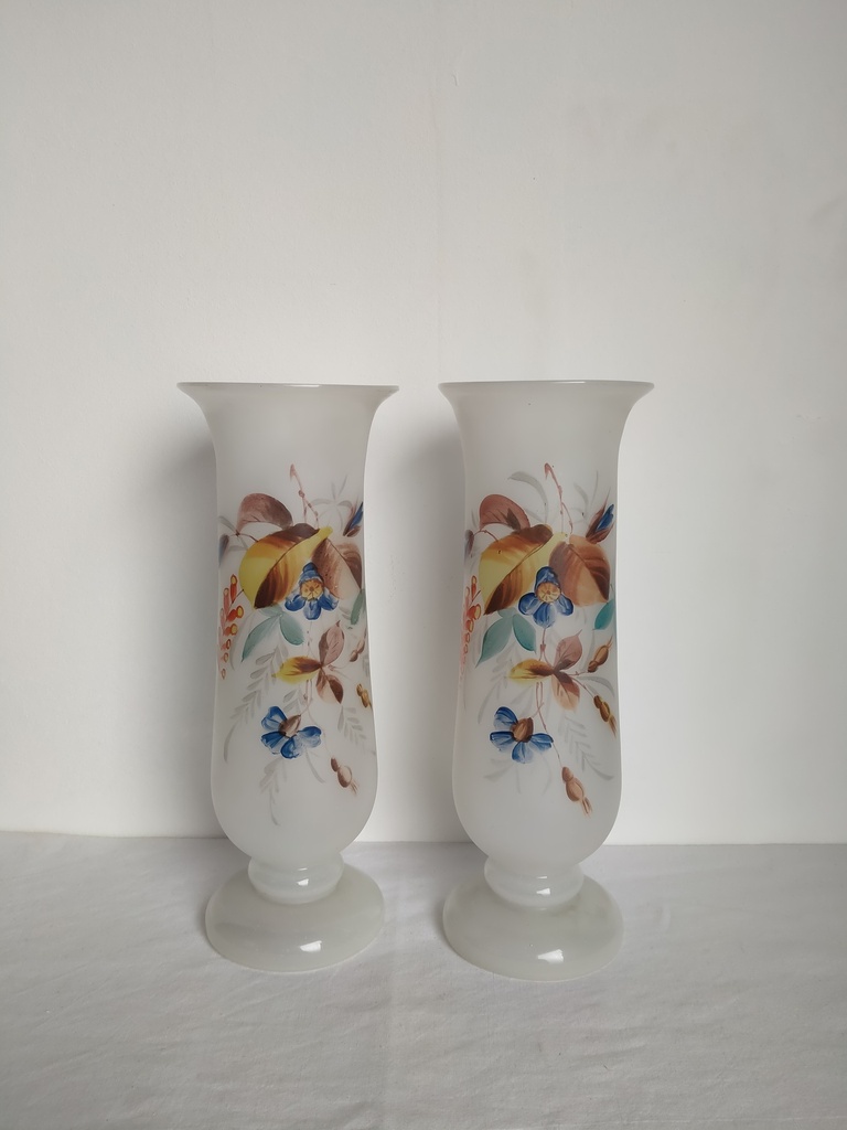 Paire de vases en verre opalescent à décor de fleurs