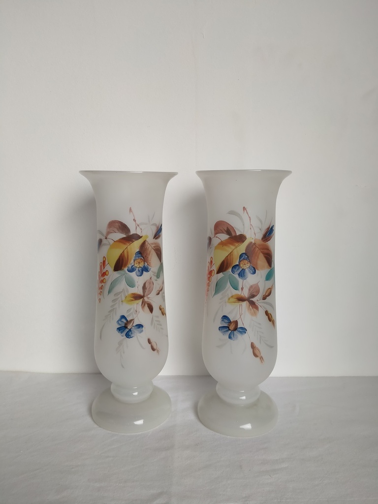 Paire de vases en verre opalescent