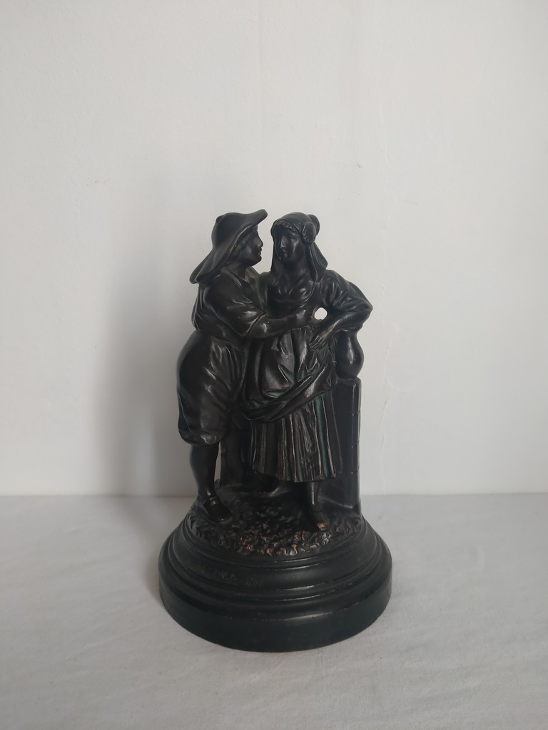 Sculpture en terre cuite représentant marin pêcheur et sa femme