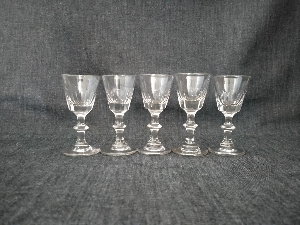 Série de 5 anciens verres à liqueur taillés, Baccarat XIXe siècle, modèle Caton