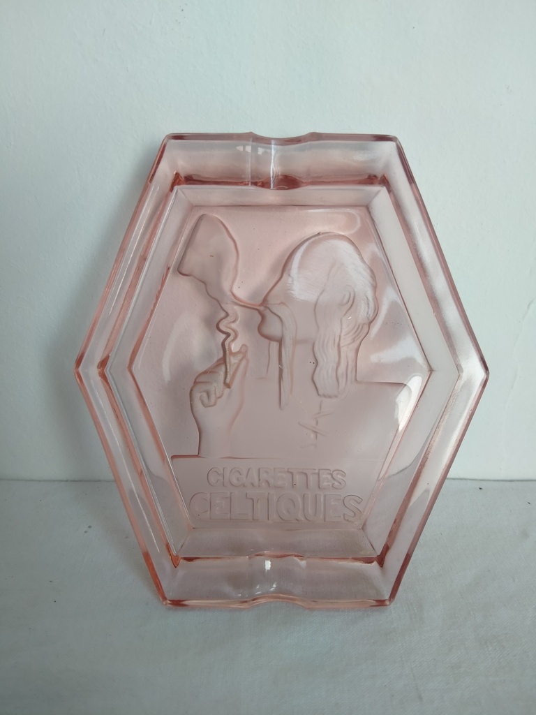 Cendrier publicitaire Cigarettes Celtiques en verre rose, Art Déco