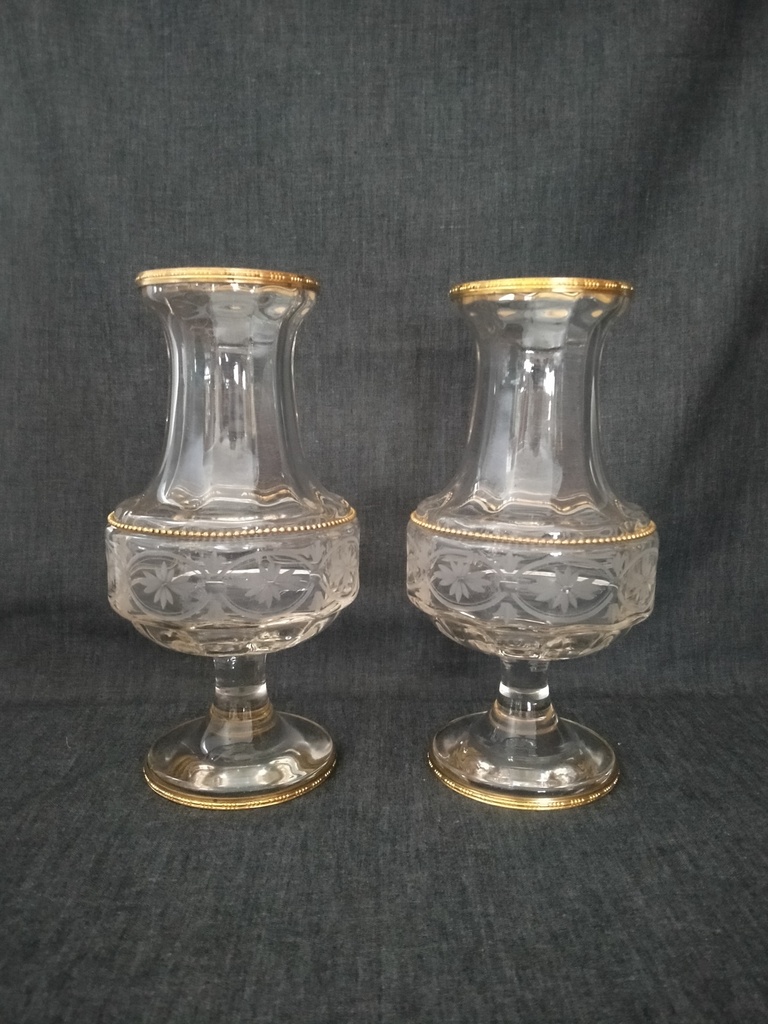 Ancienne paire de vases en cristal taillé avec monture en bronze doré, XIXe siècle