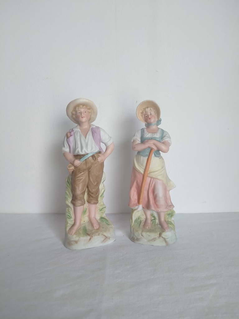 Couple de paysans en biscuit polychrome, début XXe siècle