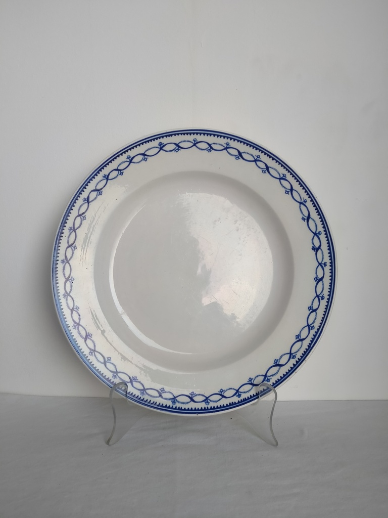 Plat rond en porcelaine de Tournai décor à l'anneau