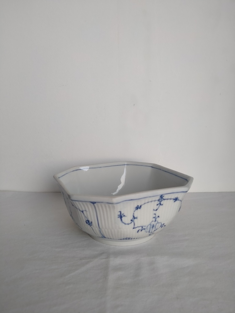 Coupe ou jatte carrée en porcelaine de Saxe, décor à l'immortelle de Saxe