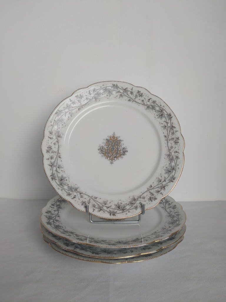 Série de 4 assiettes en porcelaine Pillivuyt, bord festonné décor de vigne et monogramme en grisaille rehaussé d'or