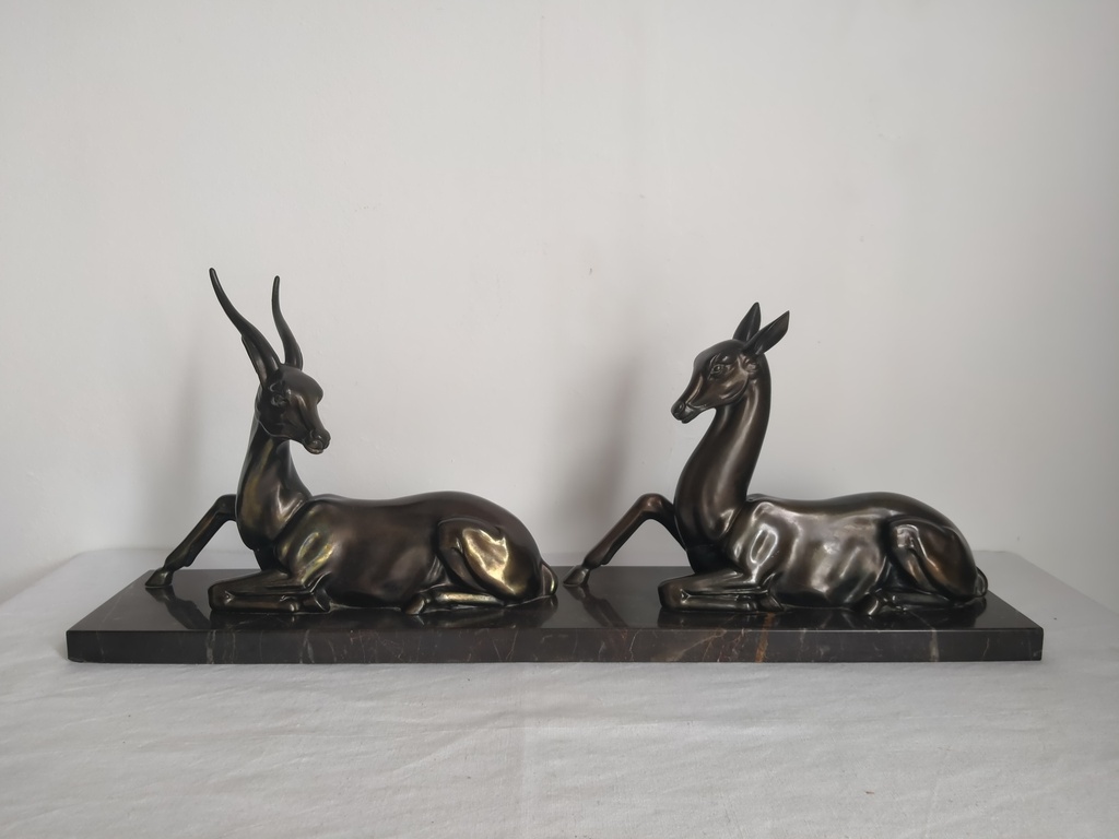 Sculpture animalière Art Déco, Gazelles en régule sur socle en marbre