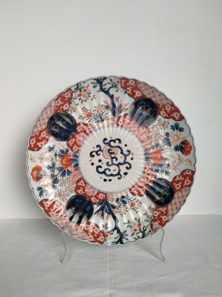 Plat en porcelaine Imari polychrome XIXe siècle