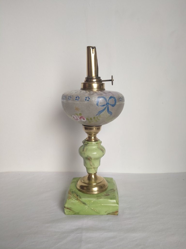 Lampe à pétrole sur pied