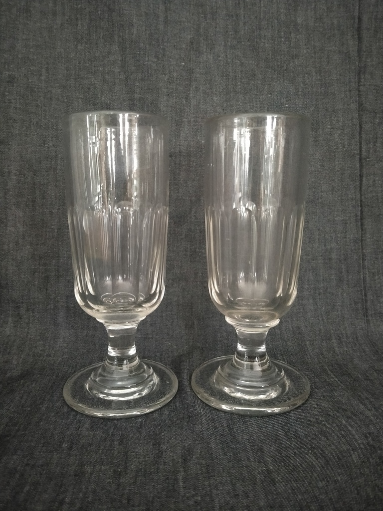 Deux anciens verres à absinthe en verre taillé