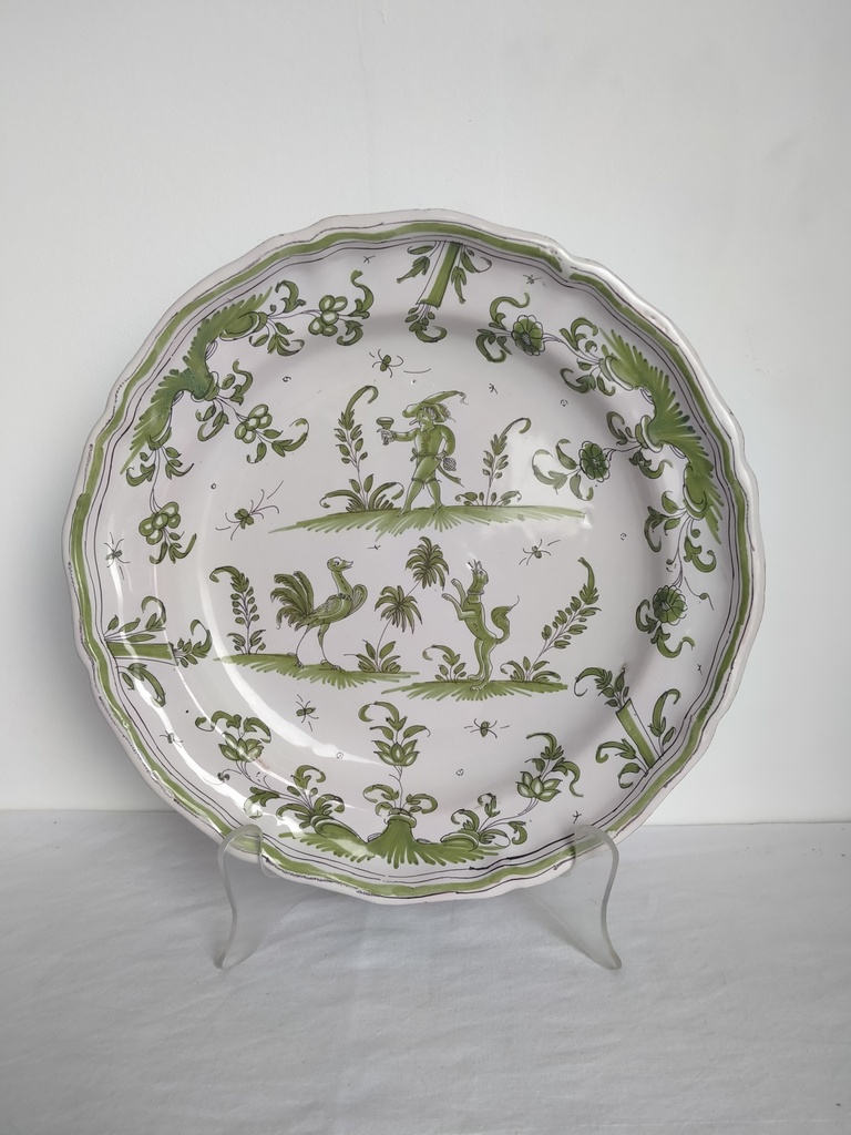 Moustiers plat rond à décor au grotesque avec un chien et une autruche en faïence XVIIIe siècle décor en camaïeu vert et manganèse