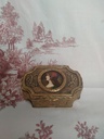 Boîte à bijoux en laiton doré avec une miniature sur porcelaine datant du XIXe siècle
