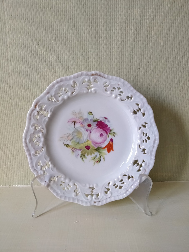 Assiette à bordure ajourée en porcelaine Allemande, décor de fleurs