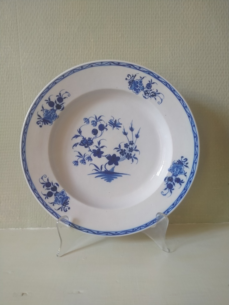 Plat, porcelaine de Tournai, décor Ronda à la mouche