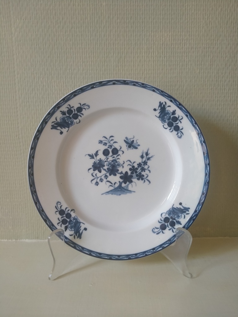 Assiette, porcelaine de Tournai, XVIIIe siècle, décor Ronda à la mouche