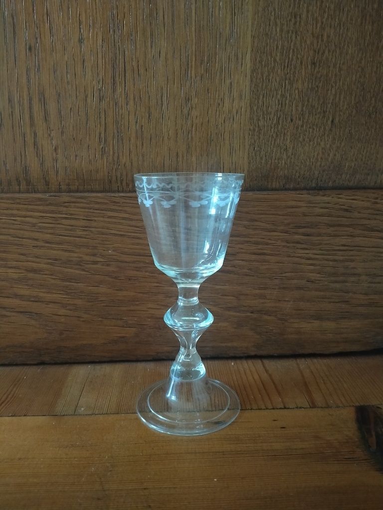 Verre à vin de bourgogne, XVIIIe siècle, décor gravé