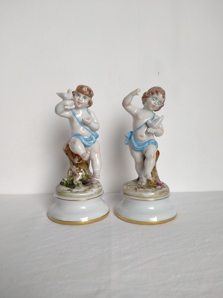 Paire de chérubins en porcelaine Capodimonte