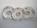 Série de 3 assiettes à bordure ajourée en porcelaine Allemande, décor de bouquets et de fleurs