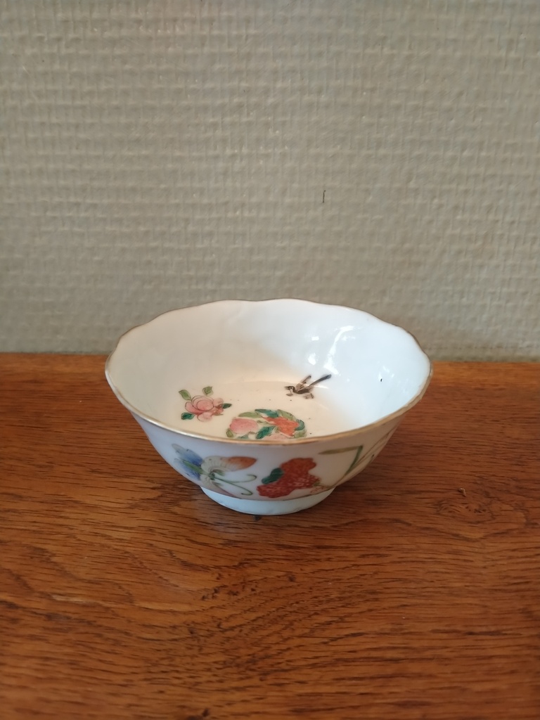 Coupelle en porcelaine chinoise, XIXe siècle, décor de papillons 