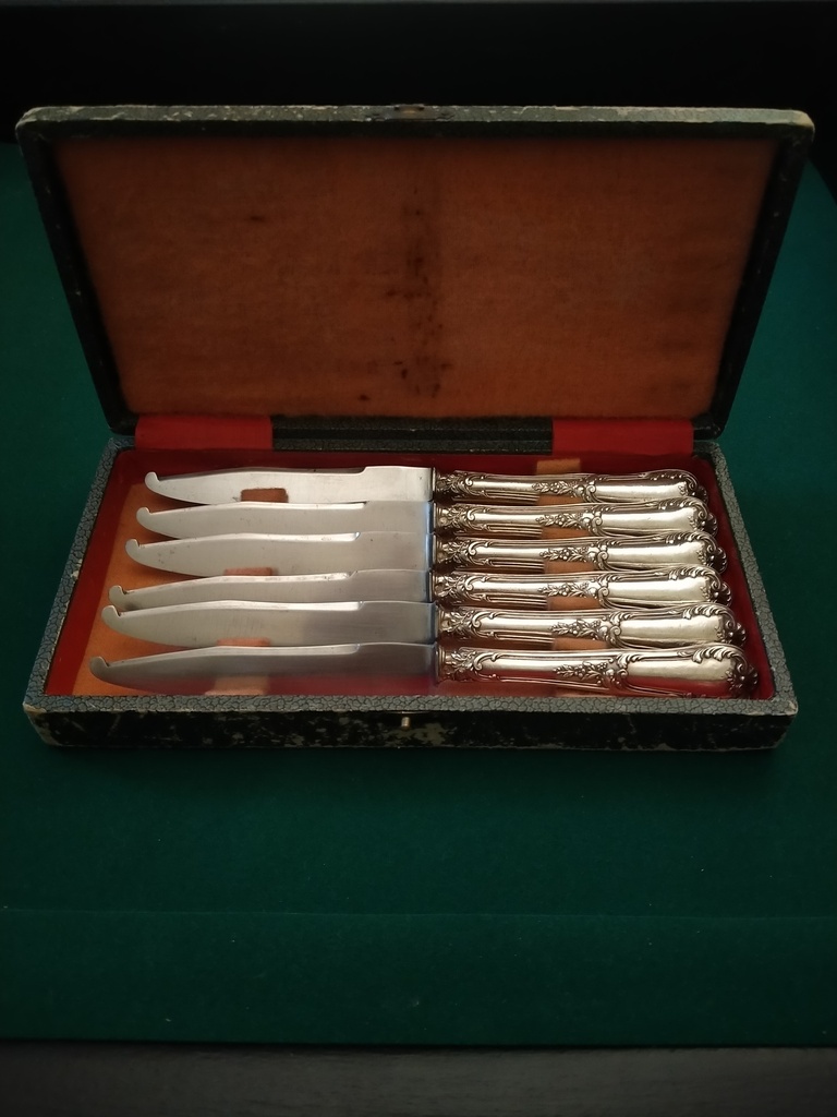 6 couteaux à beurre dans leur coffret, argent fourré 