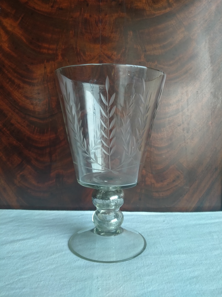 Vase de marié, décor gravé de feuilles