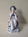 Personnage féminin asiatique en porcelaine de Limoges, bleu, blanc et or