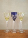 Série de trois verres à vin Saint Louis modèle Chantilly bleu et vert