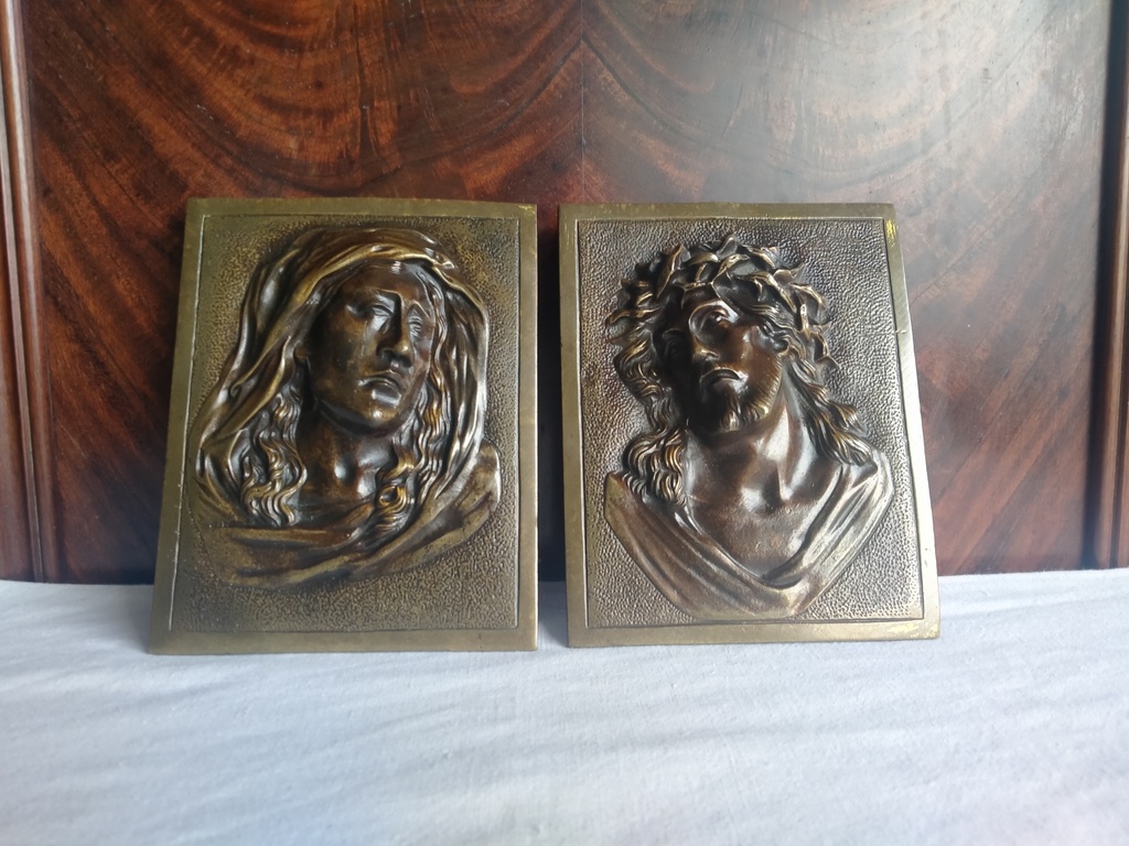 Paire de cadres / plaques en bas relief, bronze religieux représentant la Vierge et le Christ 