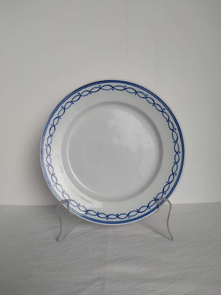 Assiette en porcelaine de Tournai décor à l'anneau