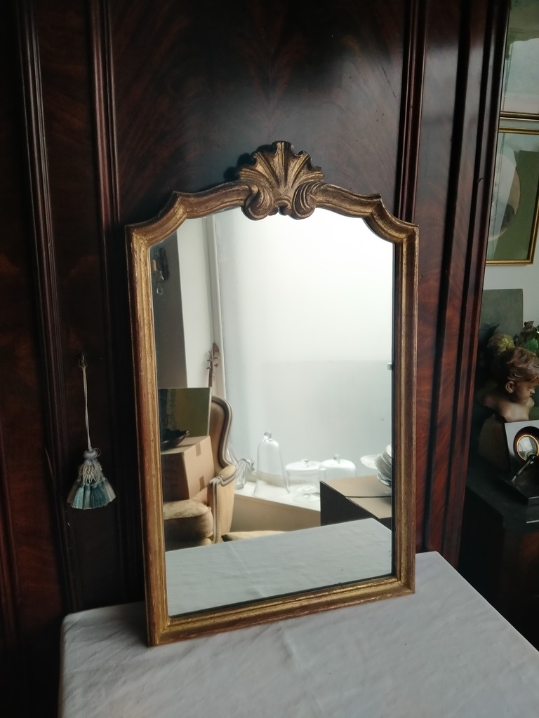 Miroir avec cadre en bois doré décor coquille