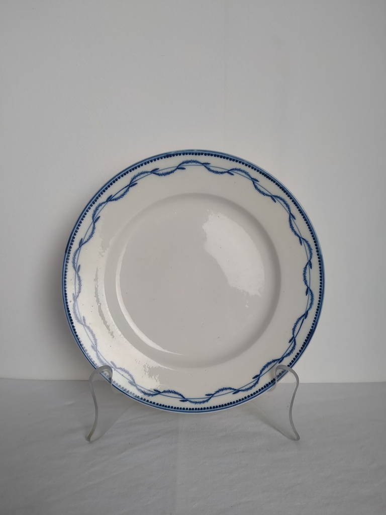 Assiette en porcelaine de Tournai décor à la chenille