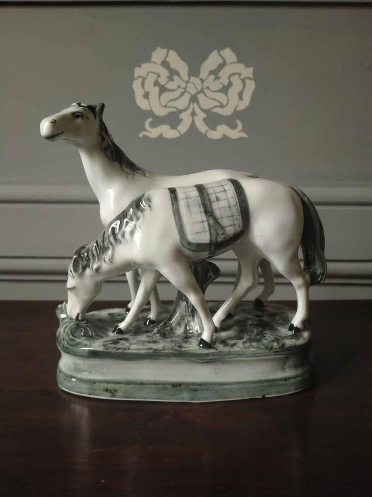 Petite porcelaine, paire de chevaux en céramique émaillé 