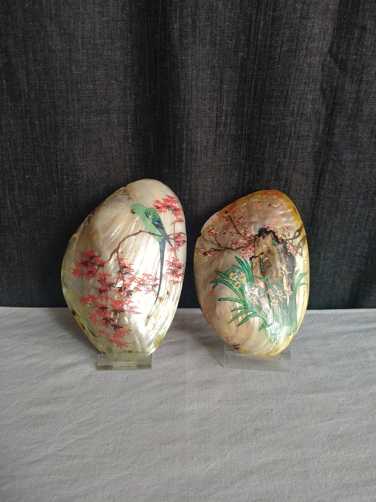 Paire de peintures sur coquillage à décor japonisant 