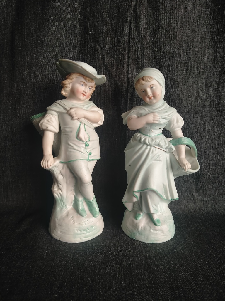 Paire de personnages en biscuit "enfants" vers 1850