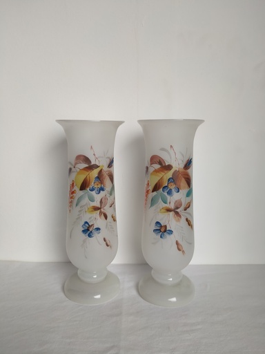 [A092] Paire de vases en verre opalescent à décor de fleurs