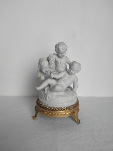 [A113/2] Petite sculpture en biscuit de Saxe monture en bronze, trois chérubins (bacchanales)
