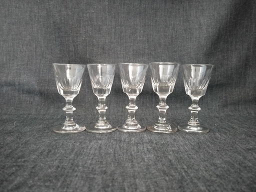 [23023] Série de 5 anciens verres à liqueur taillés, Baccarat XIXe siècle, modèle Caton