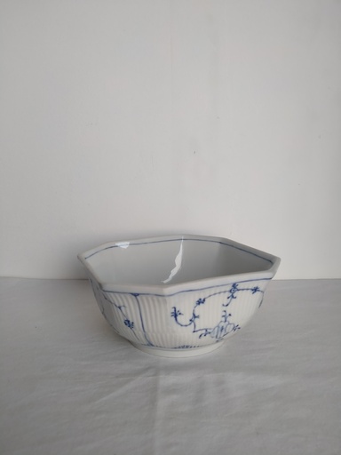 [A093] Coupe ou jatte carrée en porcelaine de Saxe, décor à l'immortelle de Saxe