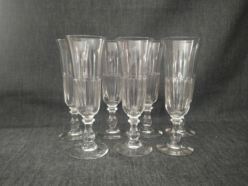 [A121] Série de 7 flûtes à champagne en verre taillé à facettes pied simple balustre