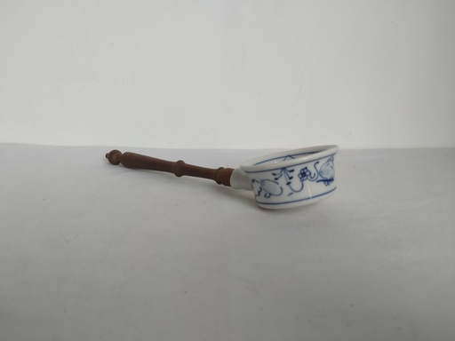 [23035/1] Passoire à thé en porcelaine de Saxe, décor à l'oignon