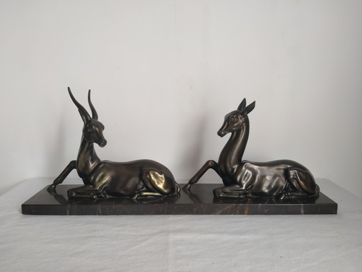[23029] Sculpture animalière Art Déco, Gazelles en régule sur socle en marbre