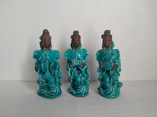 [A081] Ensemble de trois sculptures Vietnamiennes en grès émaillé turquoise représentant des musiciennes circa 1950