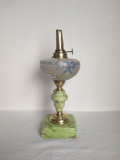 [23049] Lampe à pétrole sur pied en porcelaine peinte laiton et verre dépoli et peint