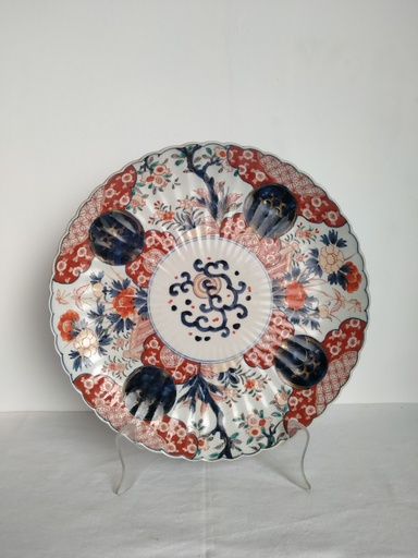 [A139] Plat en porcelaine Imari polychrome XIXe siècle