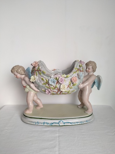 [A116] Jardinière / centre de table, Porcelaine de Saxe polychrome, corbeille portée par deux chérubins