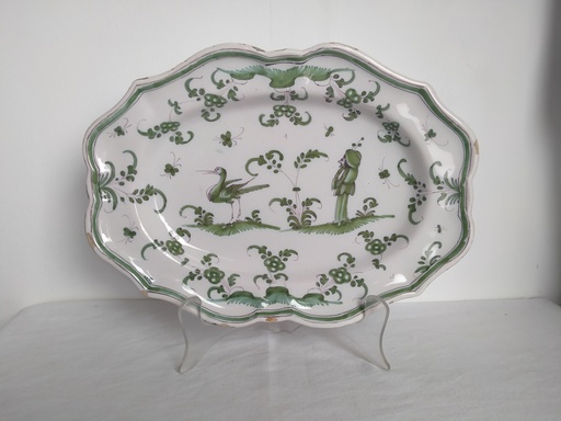 [23051/2] Moustiers plat ovale à décor de grotesque avec un ibis en faïence XVIIIe siècle décor en camaïeu vert et manganèse