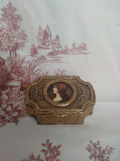 [A137] Boîte à bijoux en laiton doré avec une miniature sur porcelaine datant du XIXe siècle
