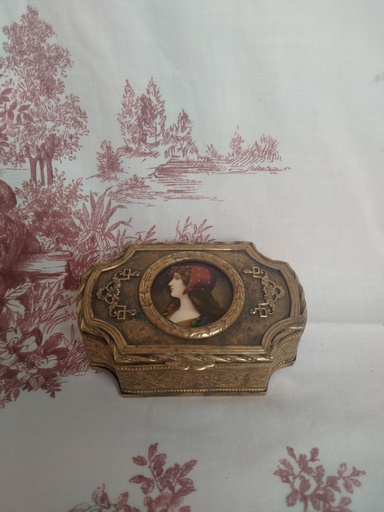 [A137] Boîte à bijoux en laiton doré, miniature sur porcelaine