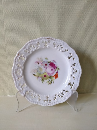 [23056] Assiette à bordure ajourée en porcelaine Allemande, décor de fleurs